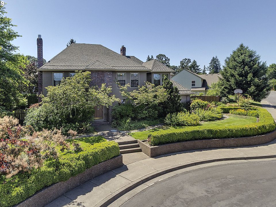 1st image of 626 NE Geraldine Ct