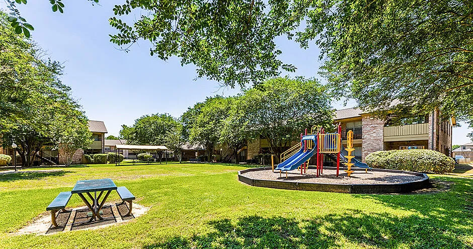 Brookhollow Apartments — Photo 4