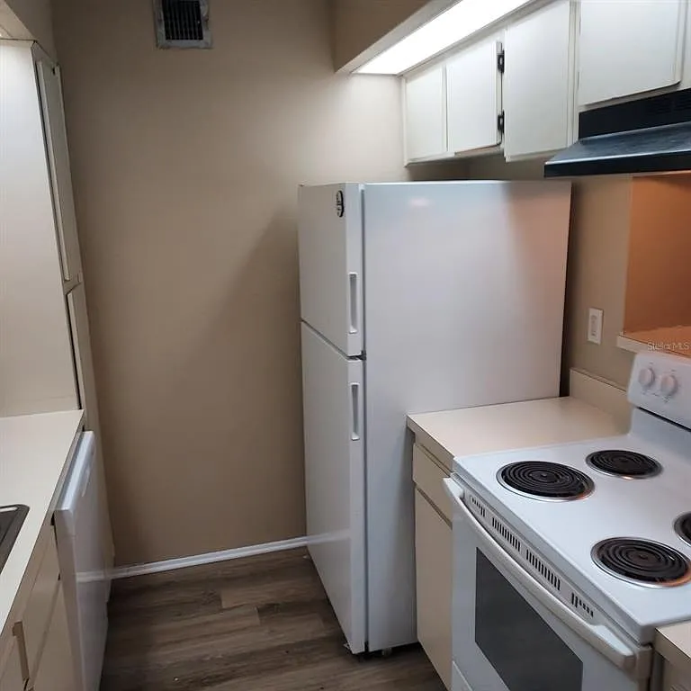 3 bed, 2.0 bath, 1200 sqft, $2,100 — Photo 4