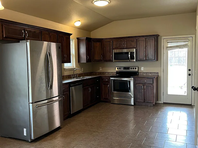 2529 S Virginia Ave — Photo 2