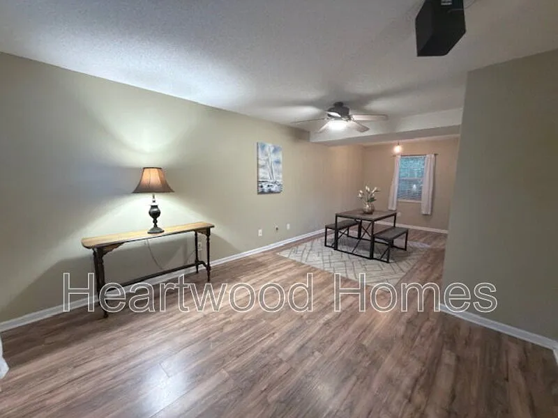 3 bed, 2.5 bath, 1664 sqft, $2,100 — Photo 2