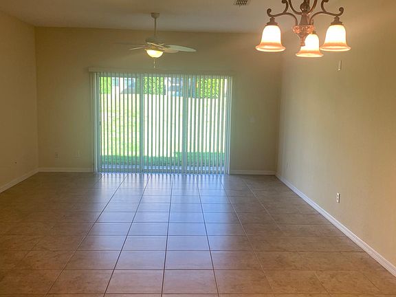 3rd image of 207 Dyson Dr