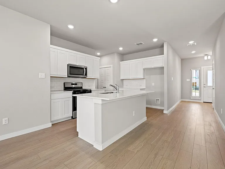 102 Travine Dr — Photo 3