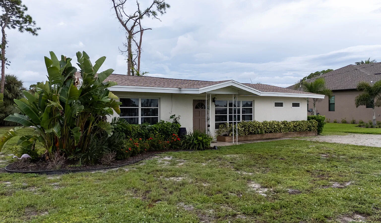 3 bed, 1.0 bath, 1144 sqft, $2,300 — Photo 2