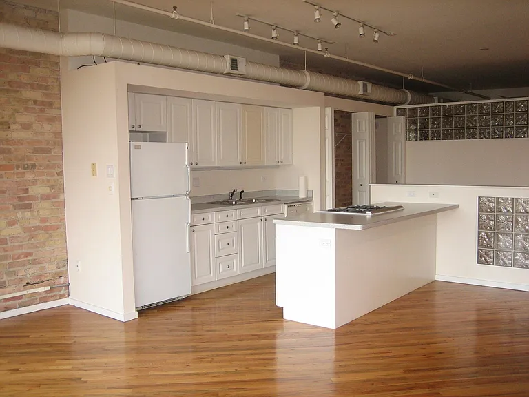 2011 W Belmont Ave — Photo 13