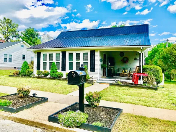 307 3rd Ave, Fayetteville, TN 37334