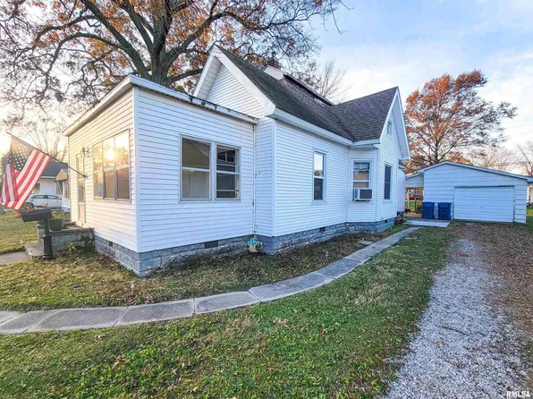 227 E 6th St, Flora, IL 62839