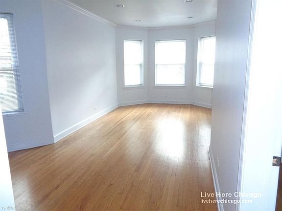 3rd image of 1142 W Wellington Ave #2F