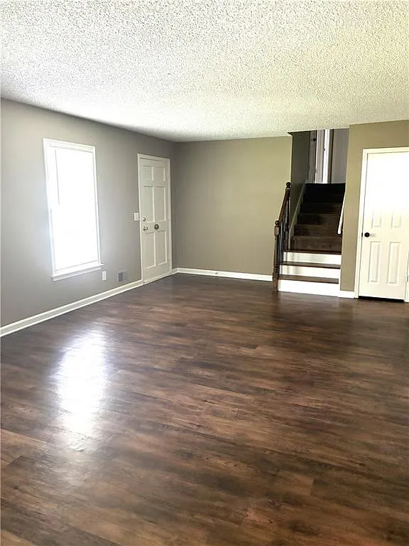 3 bed, 2.0 bath, 1800 sqft, $2,400 — Photo 4