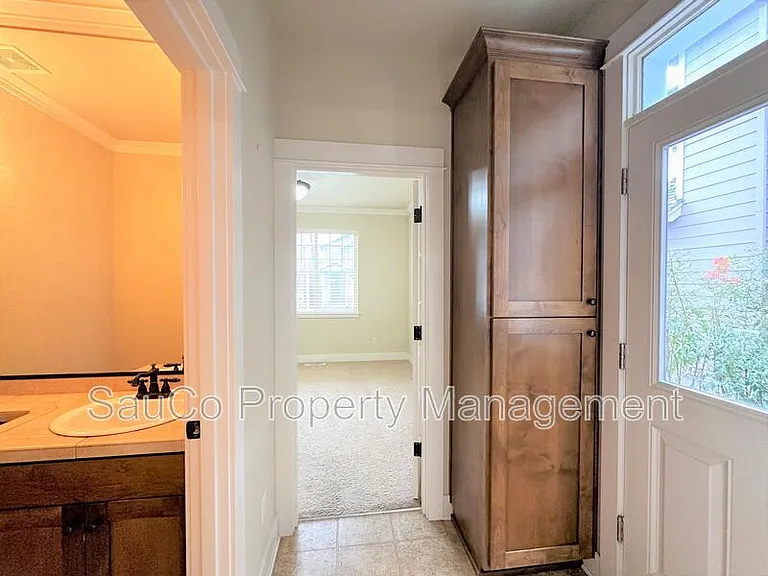 727 NE 65th Ct — Photo 9