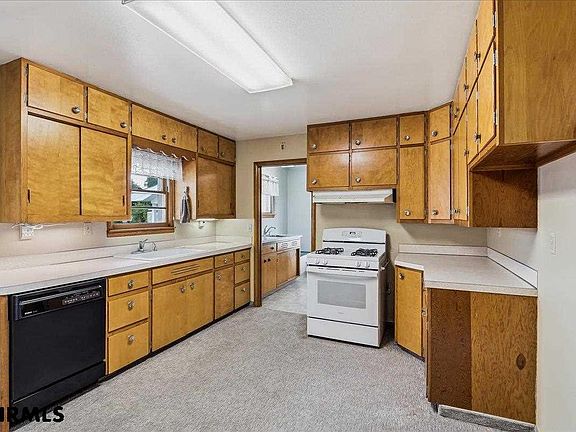 5th image of 401 Pine St