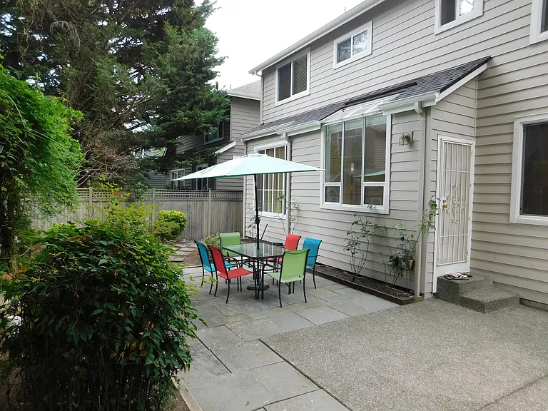 22934 SE 25th Pl — Photo 32