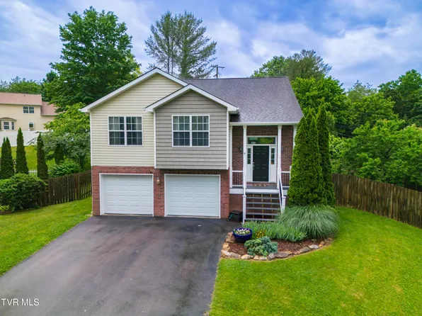 8 Spring Knoll Ct, Johnson City, TN 37601