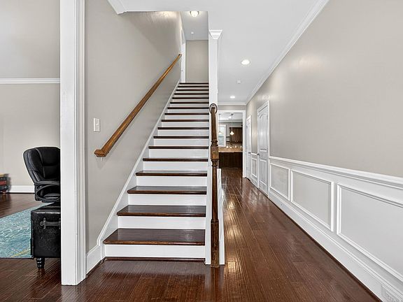 5th image of 654 Stoneywater Ct