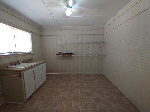 Large laundry room - from the carport you enter into the laundry room