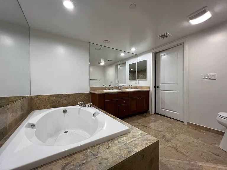1621 Barry Ave #301 — Photo 13