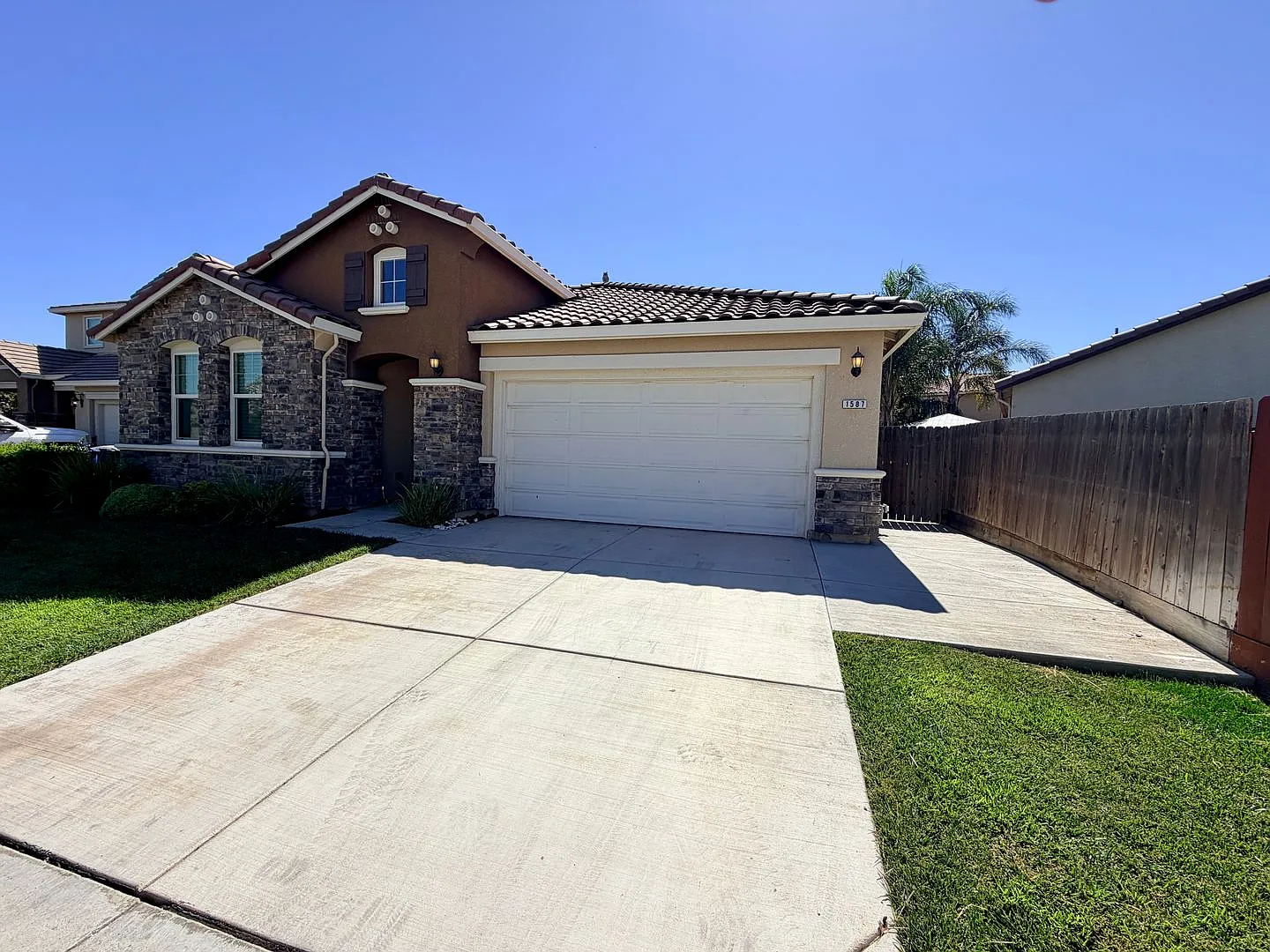 1587 Manzanita Way: 4 beds, 3 baths, Landscaped Backyard, Yard Service Included — Photo 3