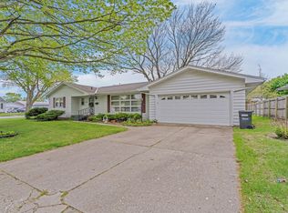 102 Robinson Dr, Morris, IL 60450