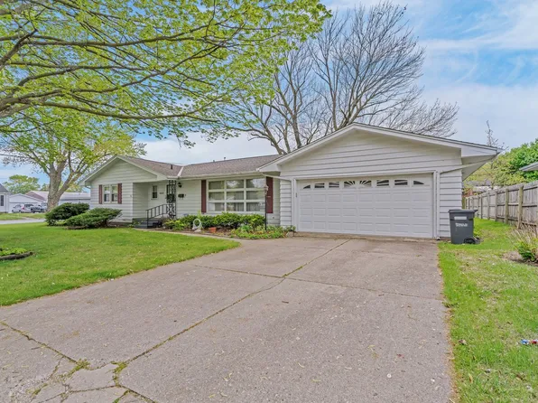 102 Robinson Dr, Morris, IL 60450