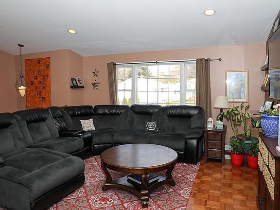 4th image of 219 Doreen St
