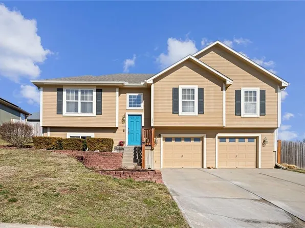 522 Hithergreen Dr, Lansing, KS 66043