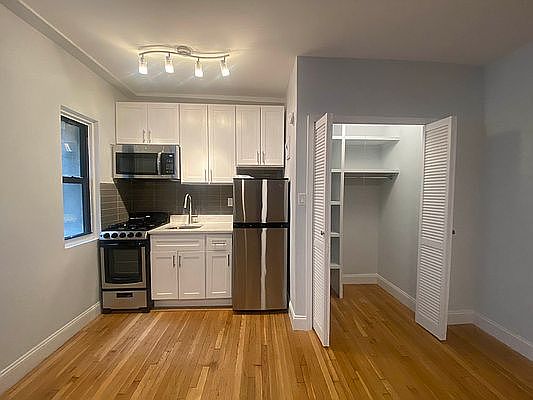 5th image of 15 Sheridan Sq APT 1G