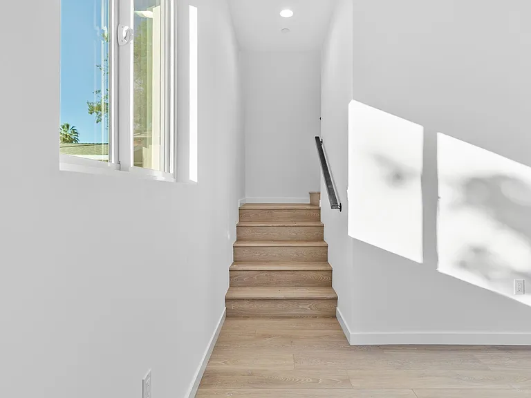 6846 Cedros Ave — Photo 10