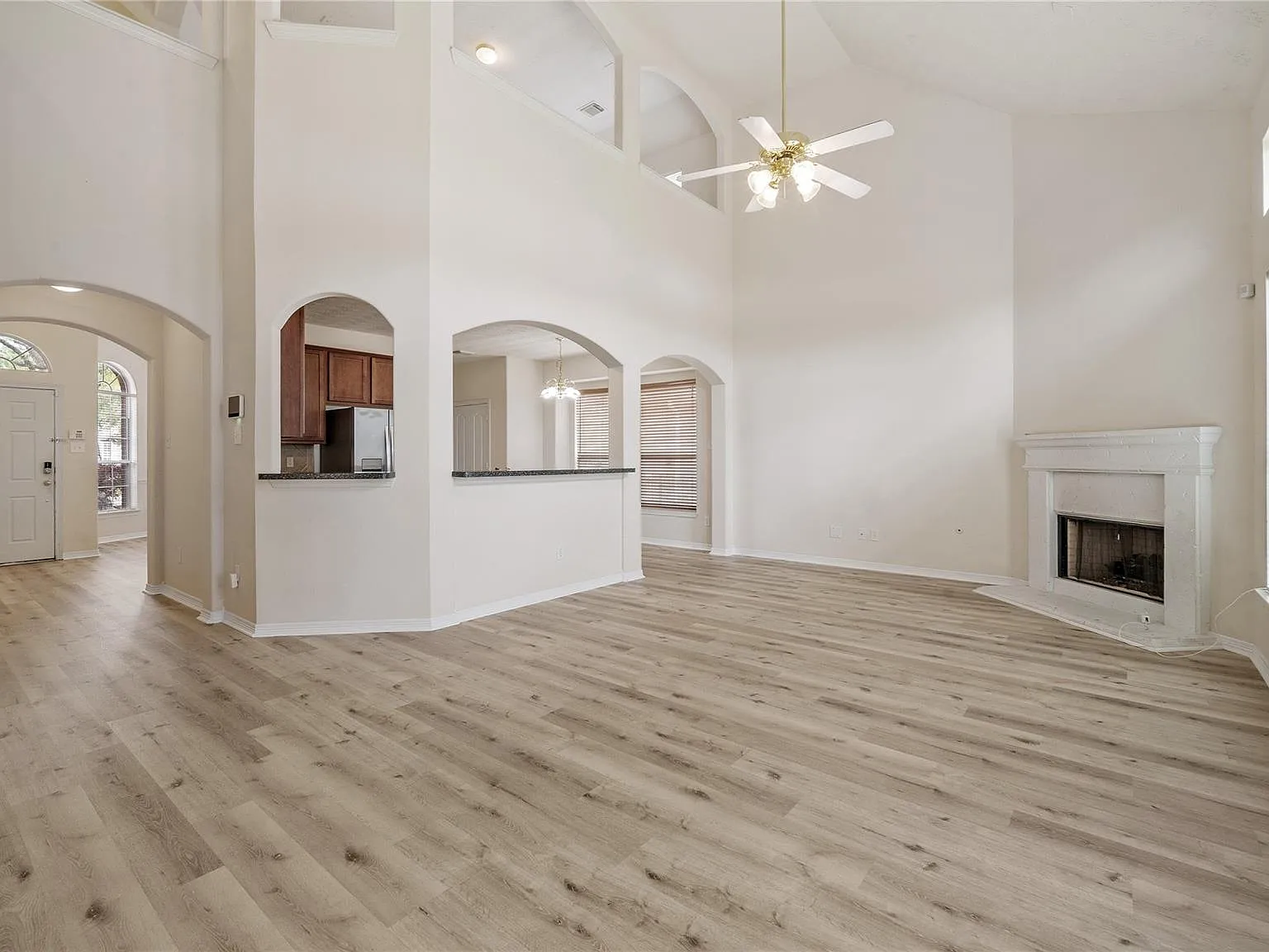 4 bed, 2.5 bath, 2000 sqft, $2,300 — Photo 4