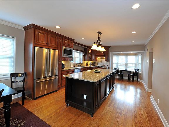 4th image of 298 Parkland Ave
