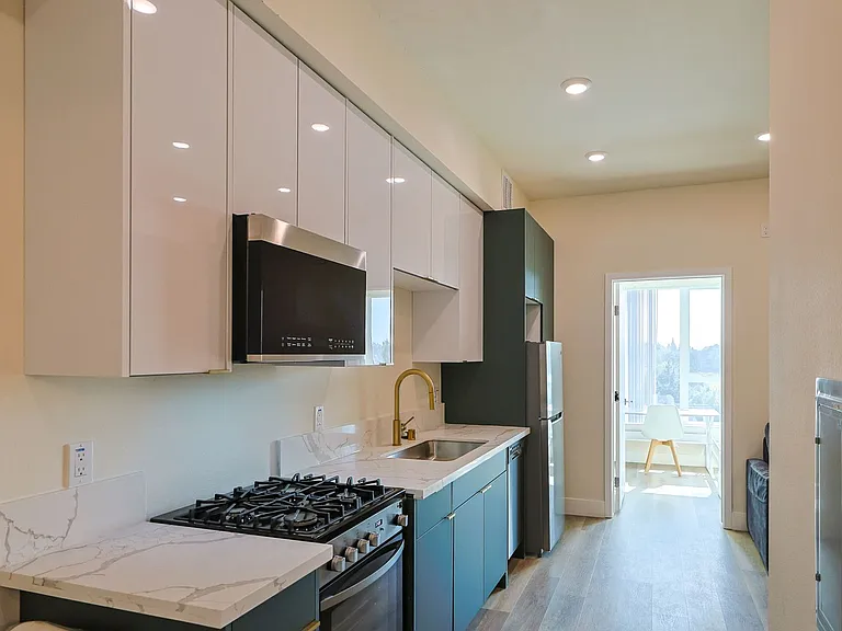 1317 W Jefferson Blvd — Photo 5