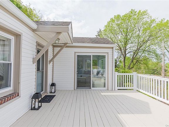 4th image of 30 Meadowbrook Dr