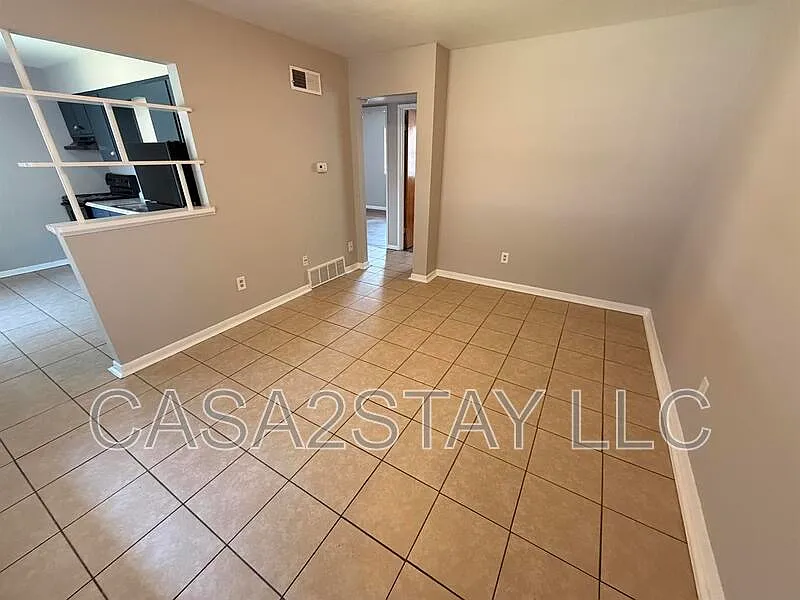 2 bed, 1.0 bath, $750 — Photo 3