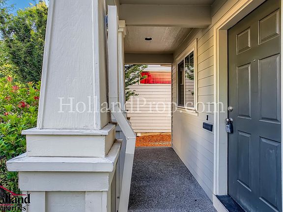 4th image of 484 NE Caden Ave