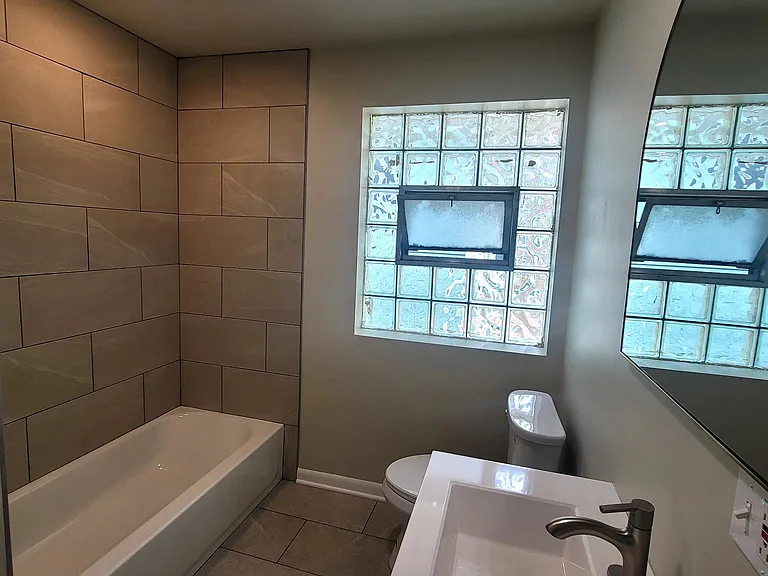 5910 W Huron St #1R — Photo 8