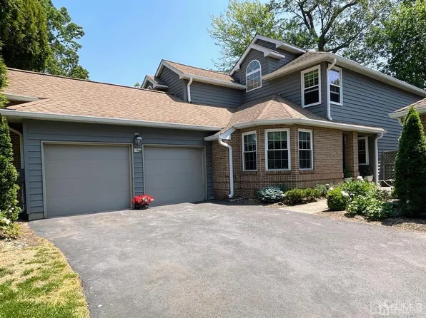19 Shinnecock Ct, Monroe Township, NJ 08831