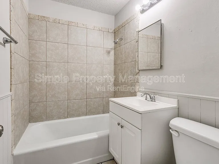 4007 N Rockwell Ave — Photo 9