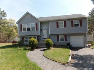 9 Kross Ct, Medford, NY 11763