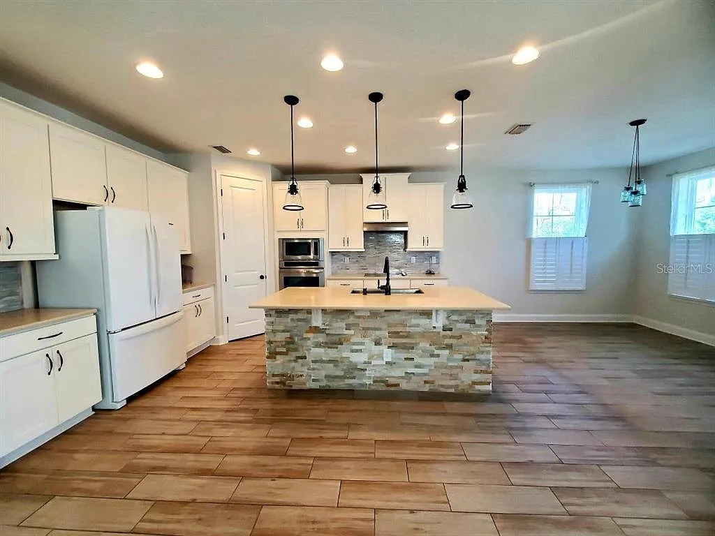 3 bed, 3.0 bath, 2341 sqft, $3,000 — Photo 4