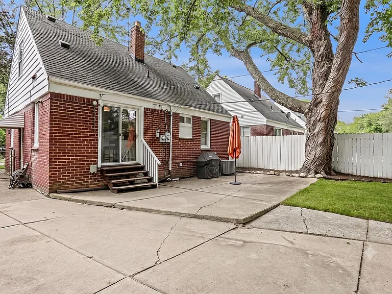 2125 Dallas Ave — Photo 16