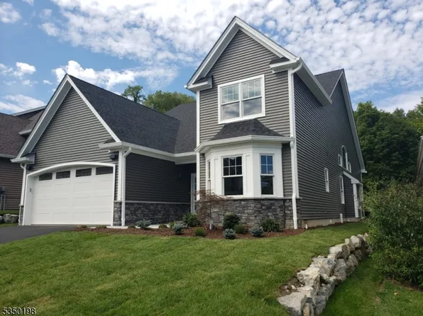 11 Bluffs Ct, Hamburg Boro, NJ 07419