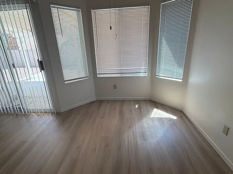 1328 Maplegrove Cir — Photo 6