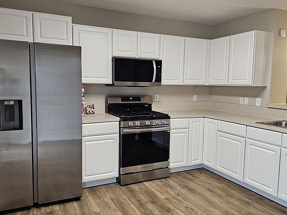 Kitched with brand new stailess steel appliances