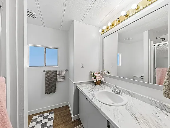 Hall Bath. Freshly painted. Well lite for
putting on make-up, hair styling, shaving
and etc.