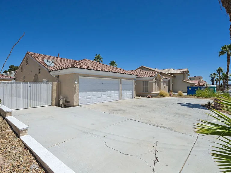 968 E Robindale Rd — Photo 4
