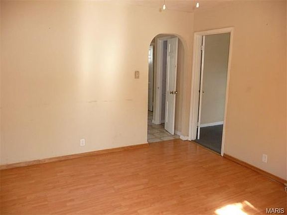 3rd image of 9221 Leenora Ave