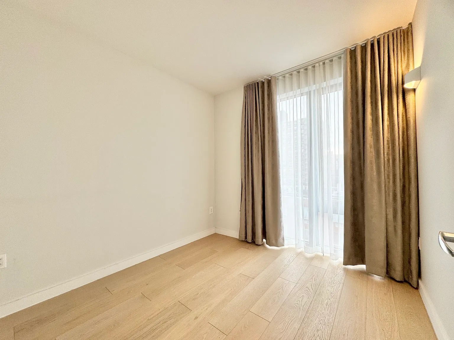 2 bed, 700 sqft, $3,850 — Photo 3