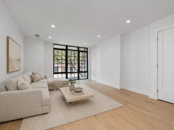 31-27 Crescent St #2, Astoria, NY 11106