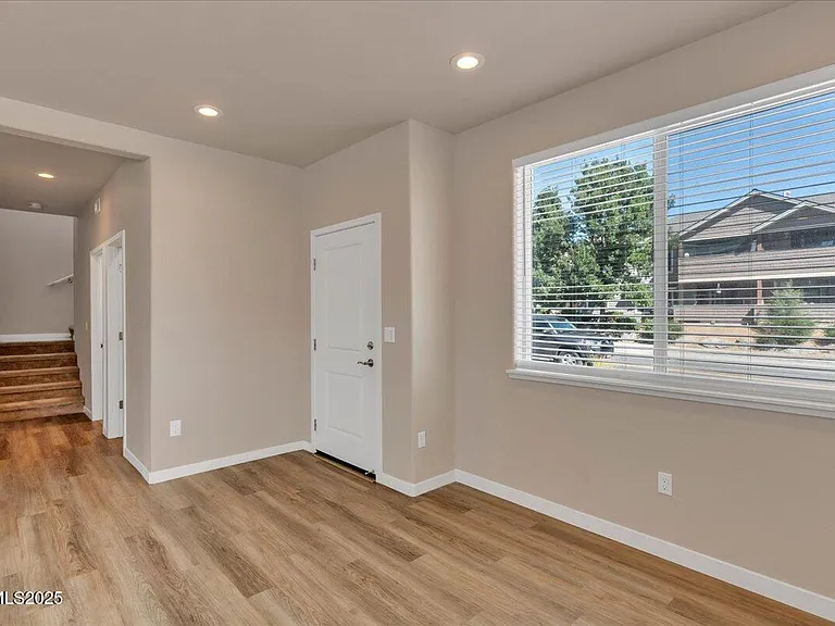 916 Garden Ct — Photo 38