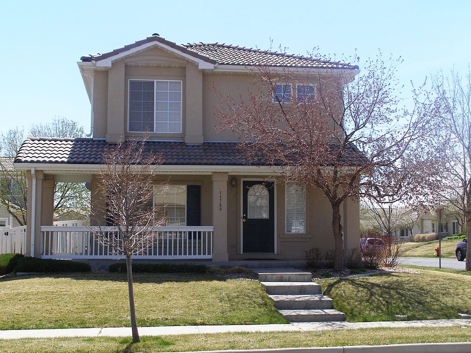 Great corner house with a front porch and side backyard!