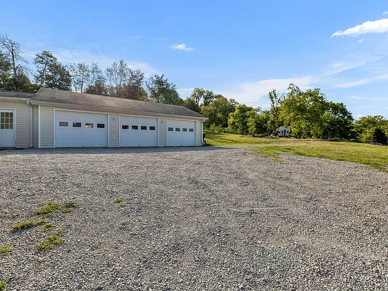 4861 Bethesda Rd — Photo 77